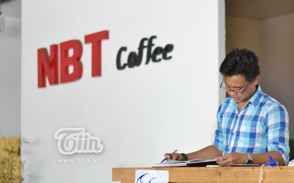 Không gian bên trong quán được thiết kế giản dị, tên viết tắt của ông Nguyễn Bá Thanh được in trang trọng.